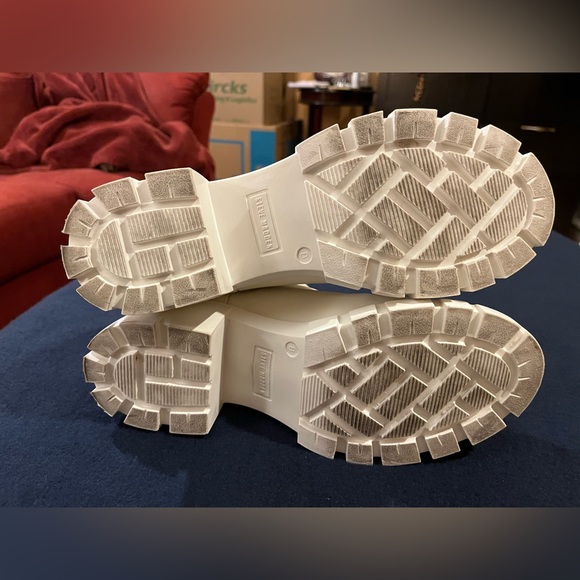 Steve Madden white Chelsea boots. Ankle-high. Chunky heel. Elastic side panel. 8 - Picture 10 of 12